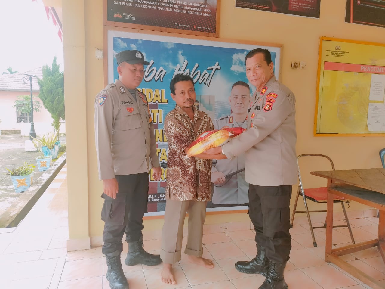 Ringankan Beban Masyarakat, Polsek Plakat Tinggi Bagikan Sembako         