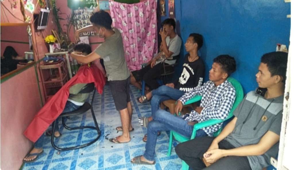 Menjelang Masuk Sekolah, Tempat Pangkas Rambut di Sanga Desa Diserbu Pelajar