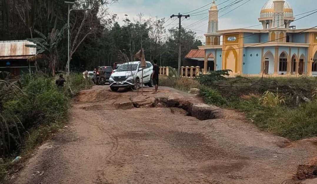 Jalan Amblas di Muara Teladan Makin Parah, Warga Khawatir dan Harap Segera Ada Perbaikan