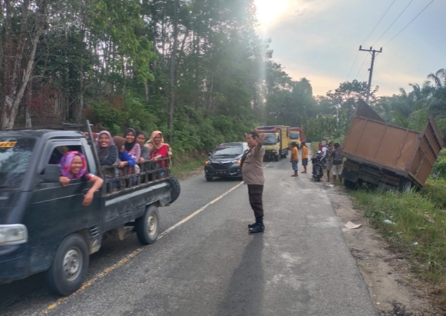 Di Batanghari, Satu Keluarga Tewas Ditabrak Truk Sawit