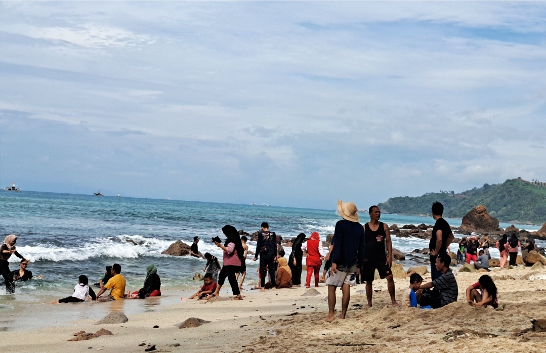 Libur Nataru, Warga Sumsel Padati Wisata Pantai di Provinsi Lampung