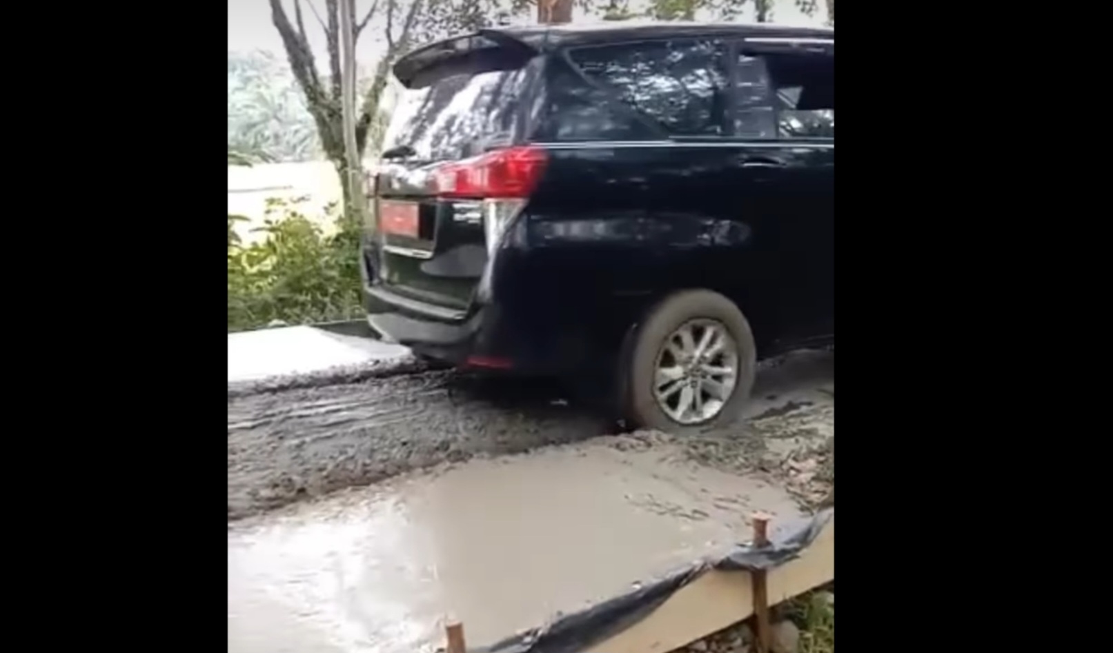 Mobil Dinas di Lubuk Linggau Bikin Heboh, Sengaja Terobos Jalan Cor Beton Yang Masih Basah