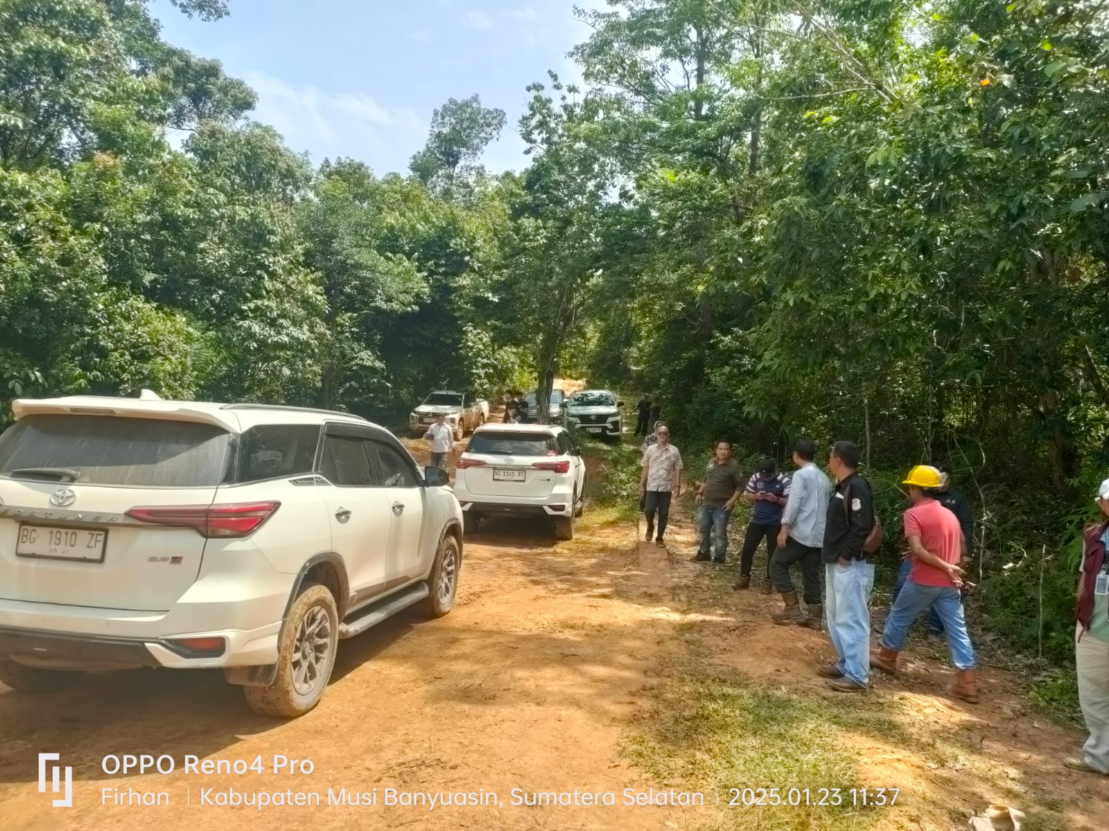 Camat Sungai Keruh Tinjau Langsung Tumpahan Minyak di Sungai Dua