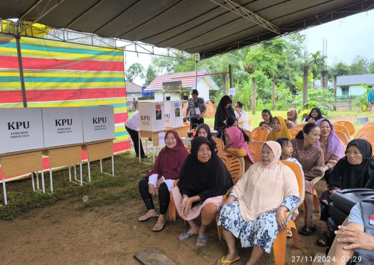 Diguyur Hujan Gerimis, Pemilih Lansia Antusias Datang Pagi-pagi ke TPS