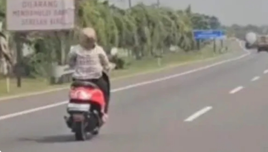 Gadis Remaja Ini Dengan Santai Kendarai Motor di Tol Tangerang - Merak, Ngaku Tak Paham Aturan