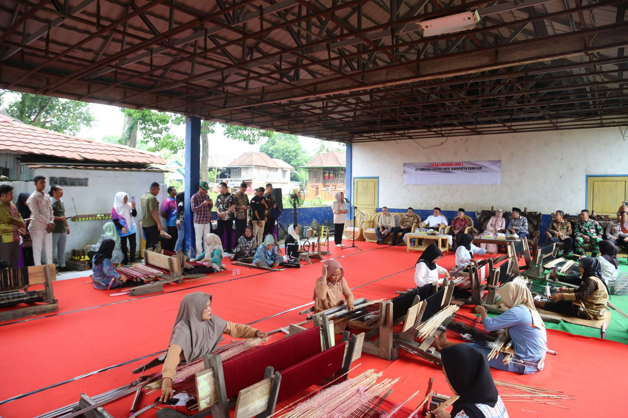Gubernur Herman Deru Siapkan Koperasi Merah Putih untuk Penguatan Ekonomi Pengrajin Songket Ogan Ilir 