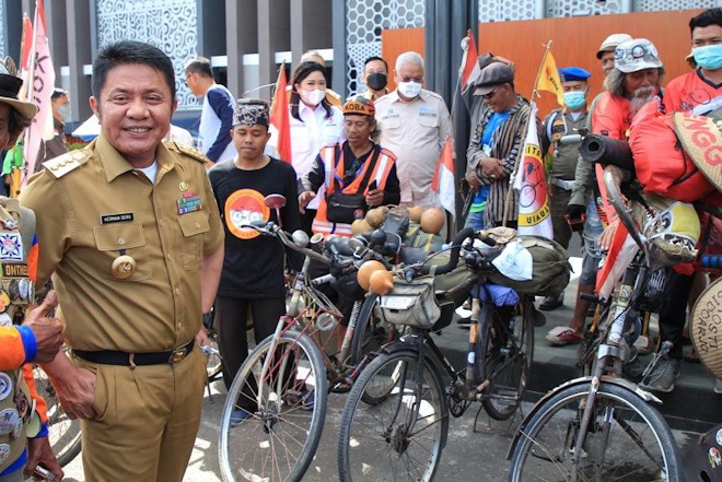 Tempuh 1600 Km Untuk Meriahkan FORNAS VI Sumsel Onthelis Laskar Jenggolo Diapresiasi Herman Deru