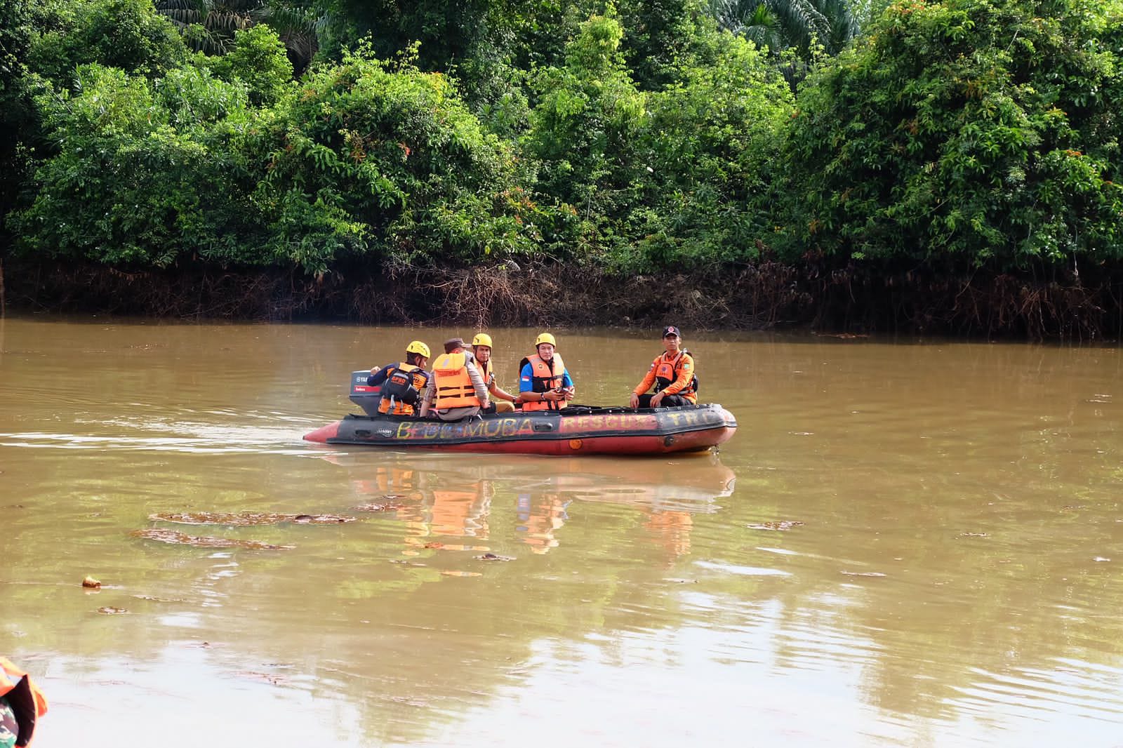 'Keroyokan' Bersihkan Sungai Terdampak Ilegal Drilling di Muba