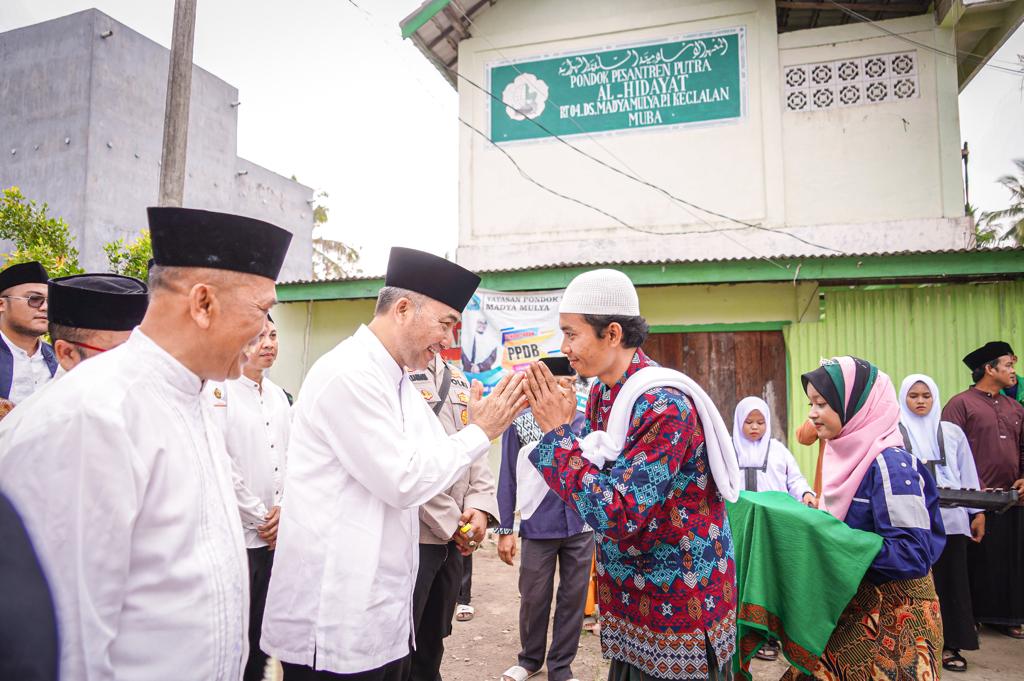 Susuri Daerah Perairan, Pj Bupati Apriyadi Ngalap Berkah Bareng Kiyai dan Santri 