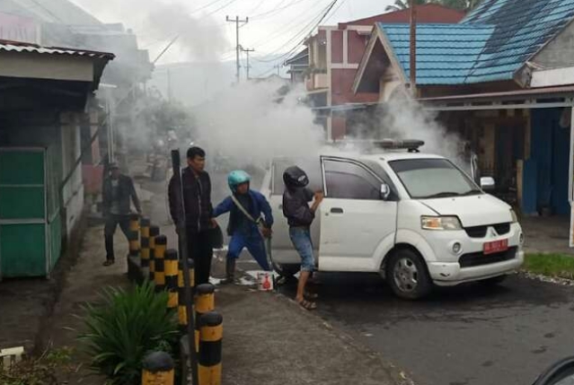 Ambulans Terbakar, Warga Gercep Selamatkan Sopir dan Padamkan Api
