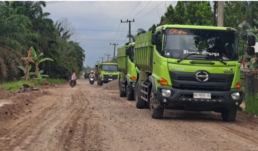 Jalan Sungai Lilin Keluang Sedang Diperbaiki, Warga Keluhkan Debu