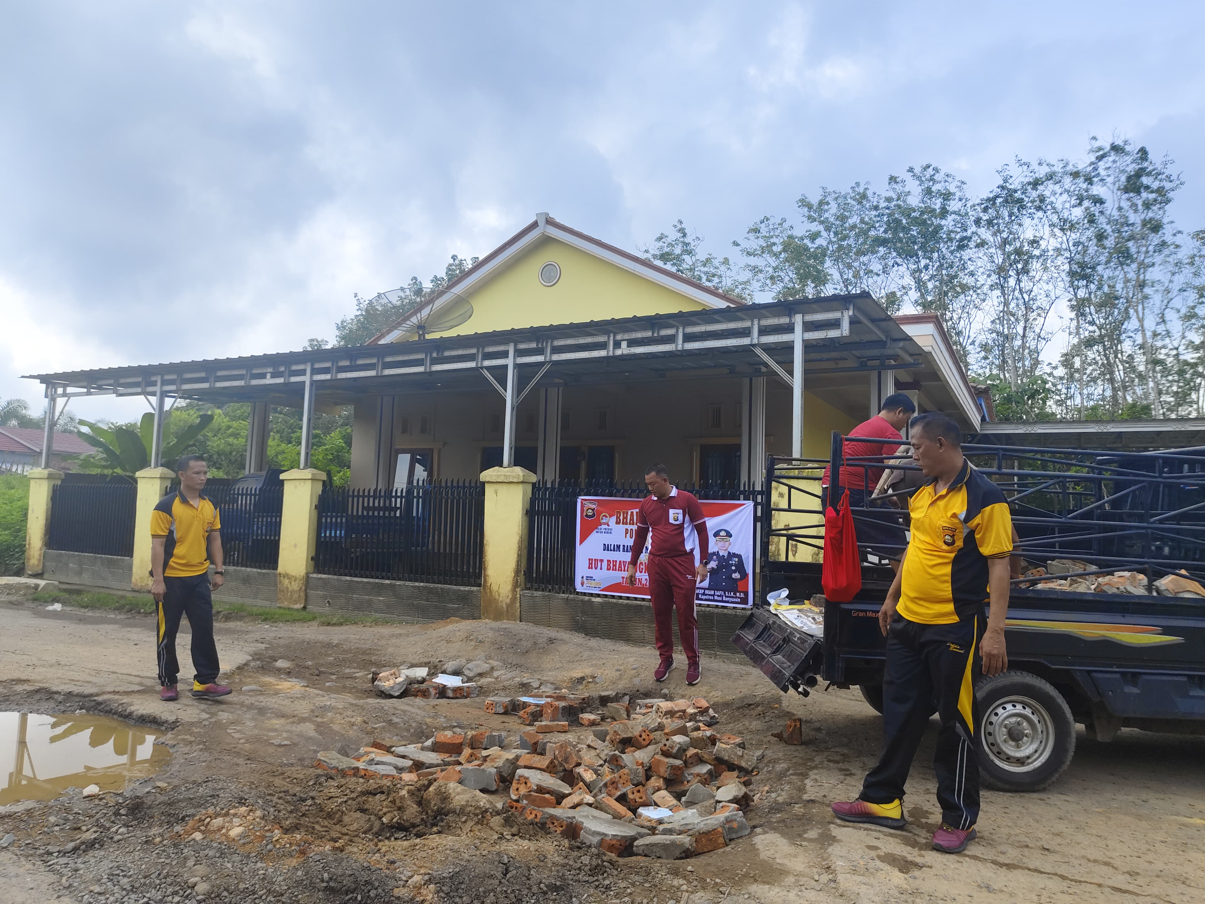 Sambut HUT Bhayangkara ke - 78, Polsek Batanghari Leko Berikan Kontribusi Nyata Timbun Jalan Rusak