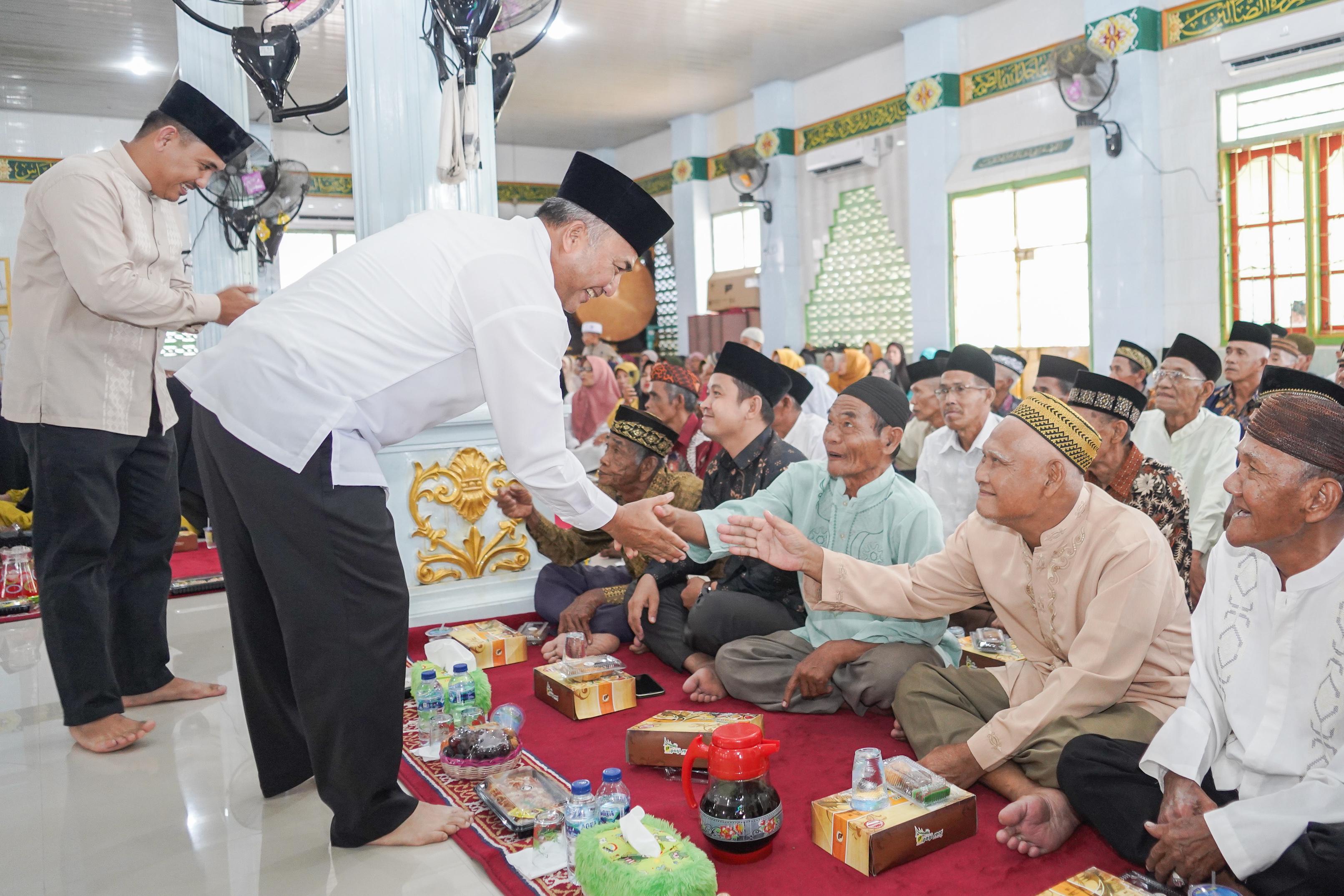 Sekda Apriyadi Hadiri Isra Miraj, Warga Teluk Kijing Ucapkan Terima Kasih