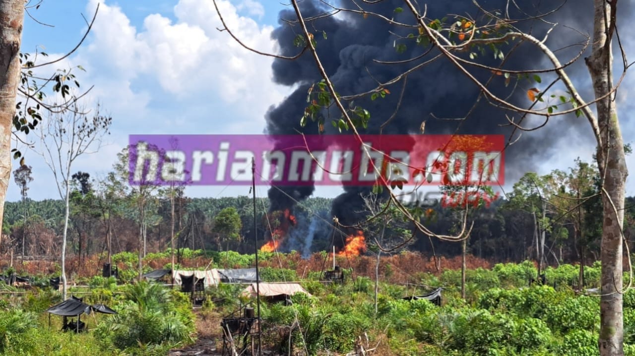 Api Masih Cukup Besar, Sumur Minyak Ilegal yang Terbakar di Dusun Parung Belum Berhasil Dipadamkan