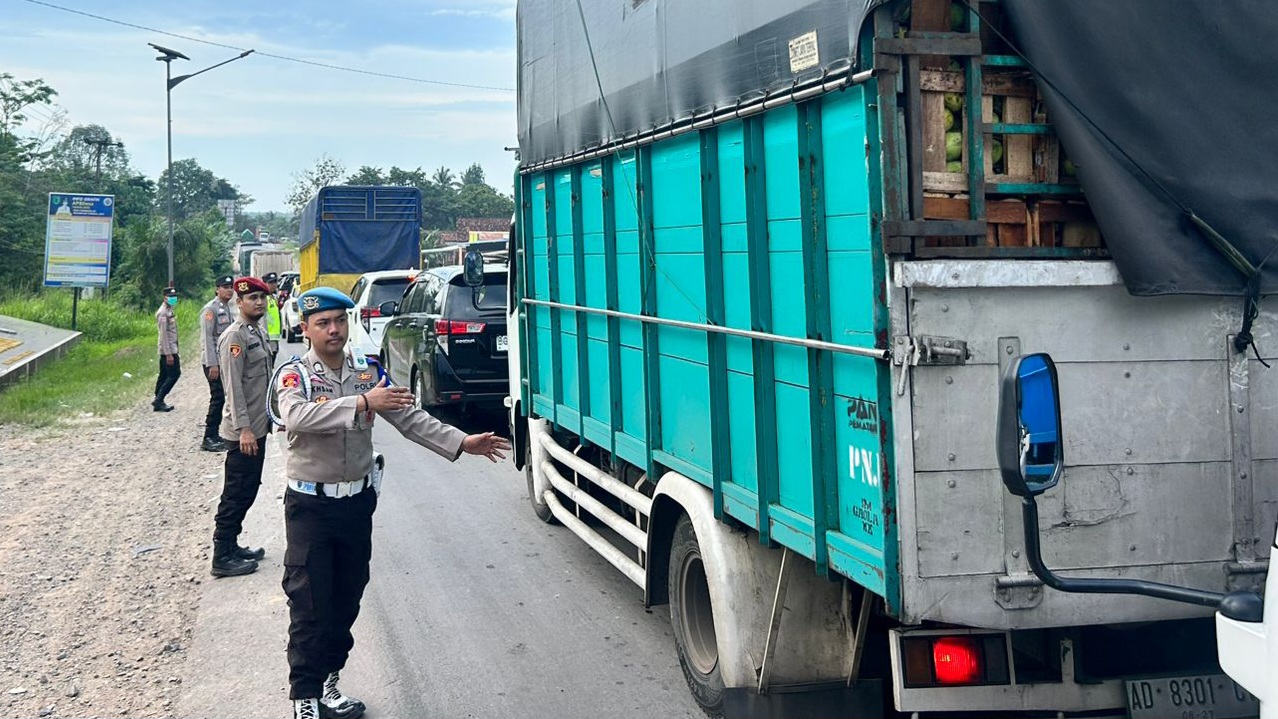 Polisi Siaga Siang Malam Urai Kemacetan Panjang Jalintim Palembang–Jambi di Muba