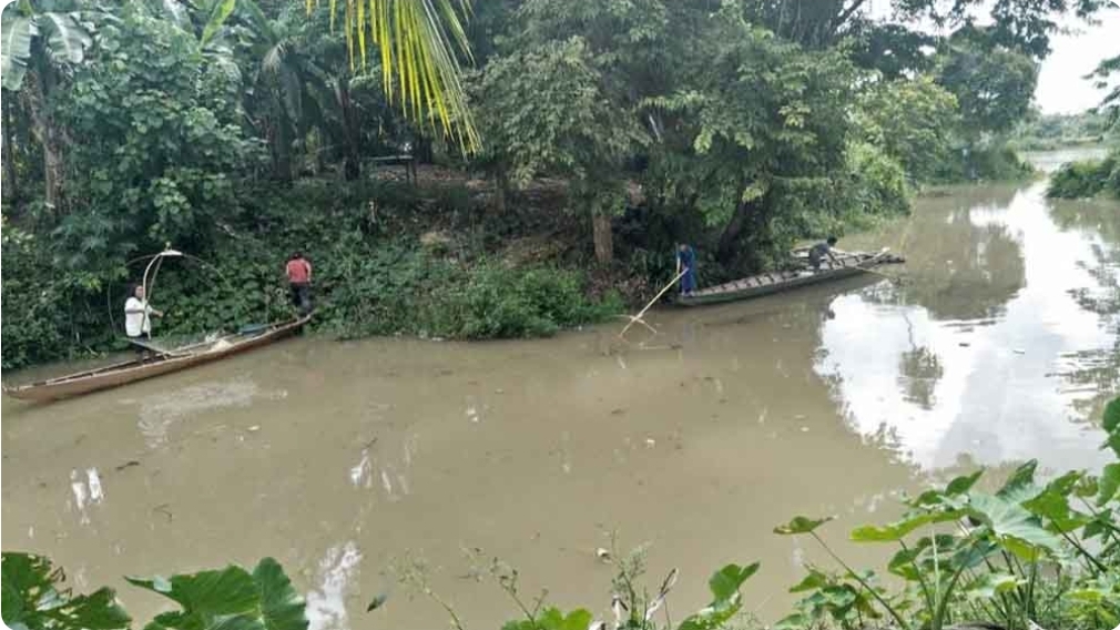 Pasca Banjir, Warga Sanga Desa Ramai Terjun ke Sungai ini, Untuk Berburu Ikan