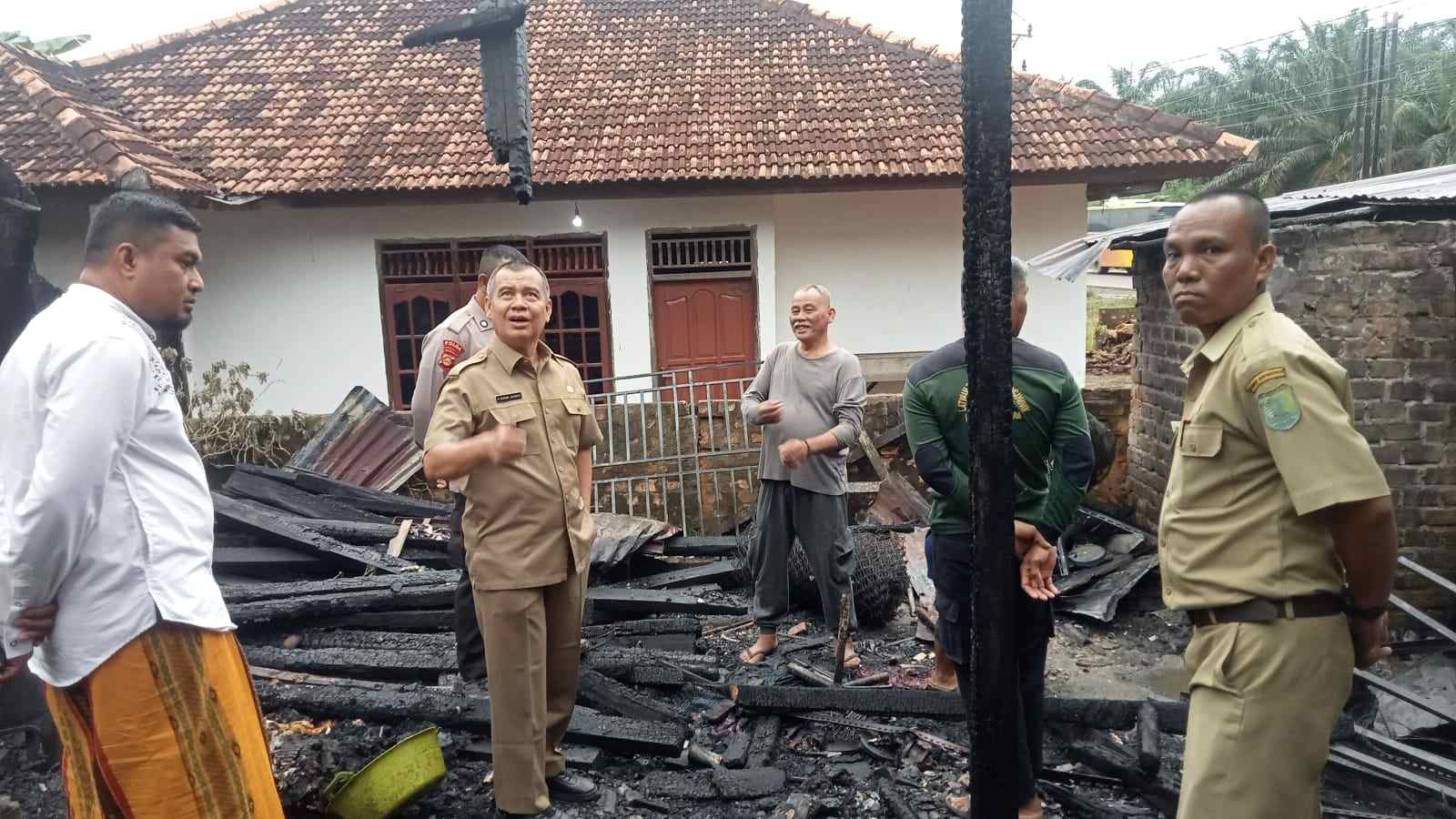 Pastikan Hanya Satu Rumah Terbakar, Lurah Sungai Lilin Jaya Kunjungi Lokasi Kebakaran