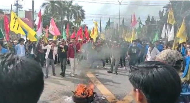 Massa Elemen Mahasiswa Bakar Ban di Simpang Charitas