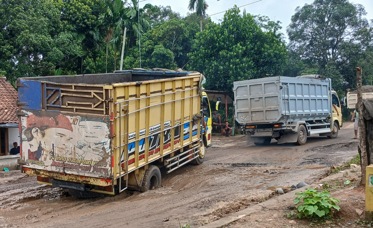 Truk Terjebak di Jalan Rusak, Jalan Sekayu - Keluang Sempat Terjadi Kemacetan