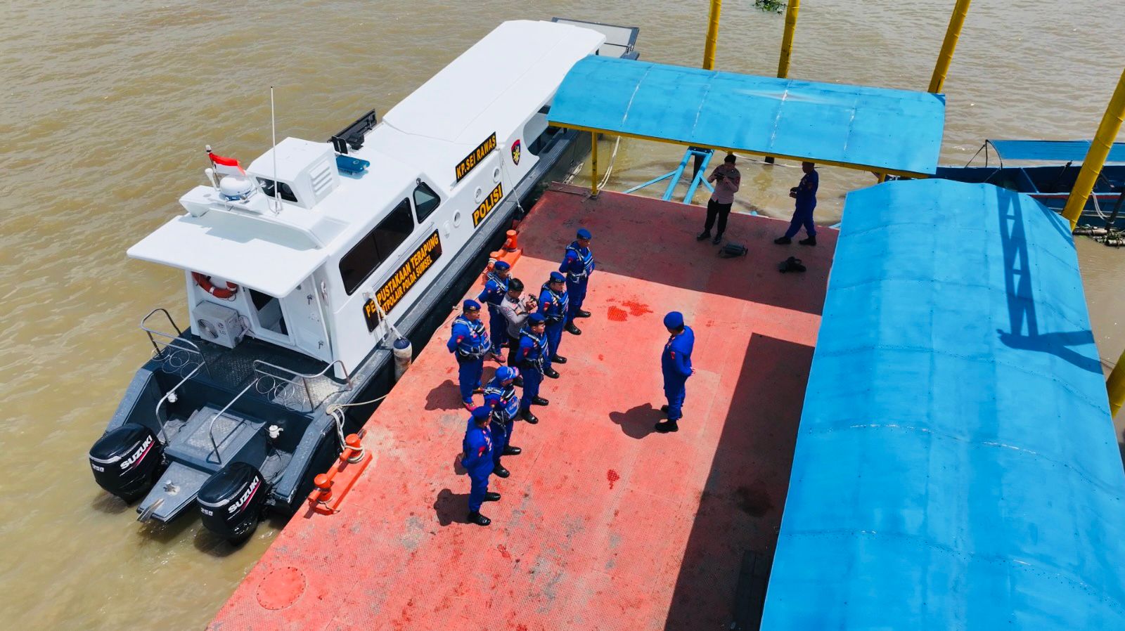 Jalankan Misi Kemanusiaan, Dirpolairud Polda Sumsel Kirim KM LCT, Bantu Penyeberangan di Lalan