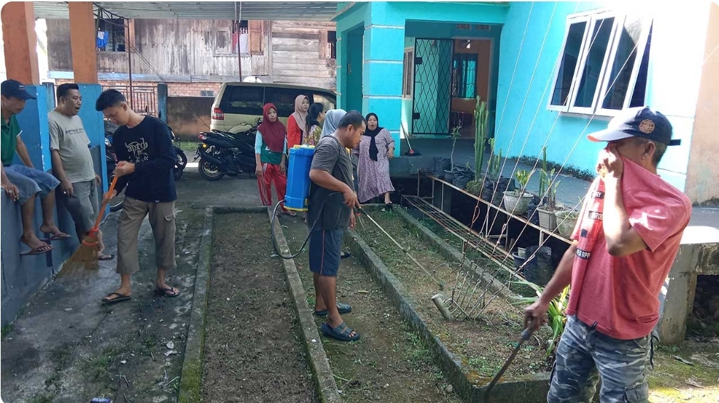 Kades dan Perangkat Desa Ngulak III Gelar Gotong Royong Bersihkan Lingkungan Kantor Desa