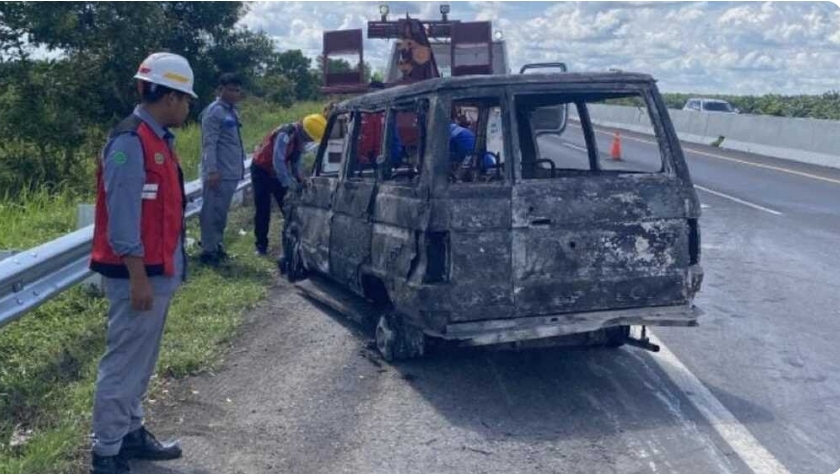 Sebuah Mobil Kijang Terbakar di Tol Terpeka, Begini Nasib Penumpangnya