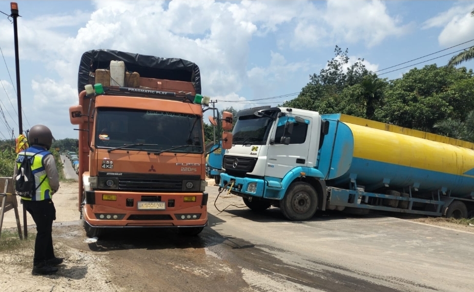 Tronton Tangki Selip, Jalintim KM 76 Babat Supat Macet Panjang, Arus Lalin Bergantian