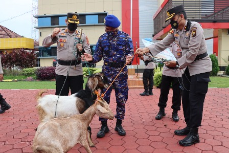 Masuki Purna Bhakti, Kapolres Berikan Satu Ekor Kambing 