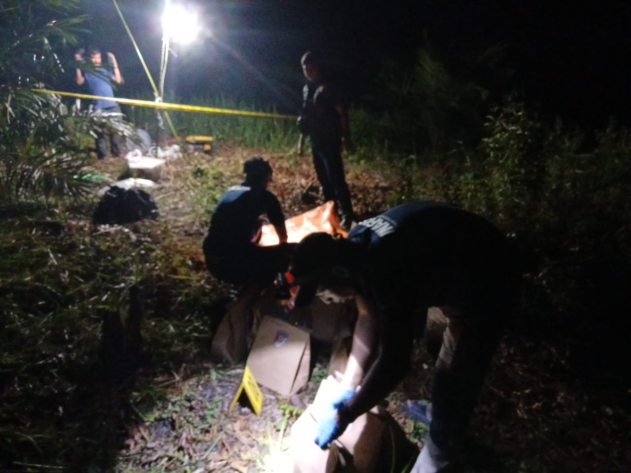 Warga Geger! Mayat Tanpa Identitas Ditemukan di Depan Pabrik Padi di Tebing Bulang Sungai Keruh