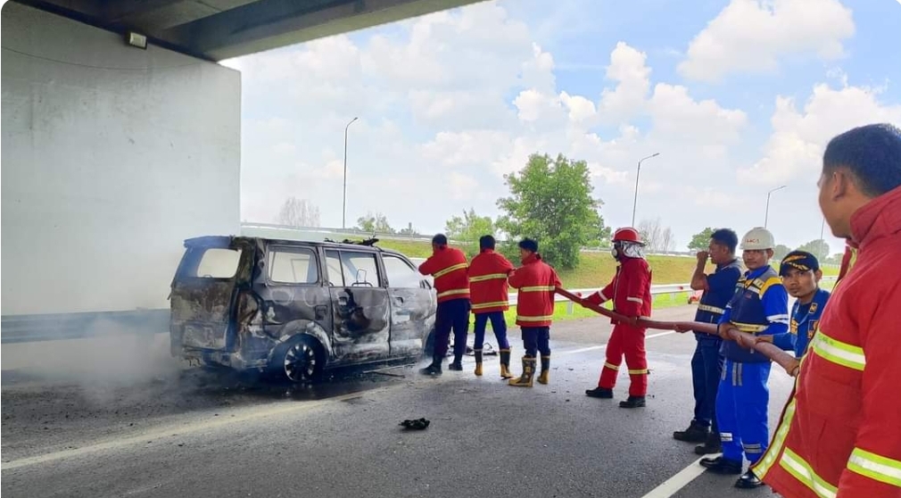 Mobil Ambulans Terbakar di Tol Palindra, Arus Lalu Lintas Dialihkan