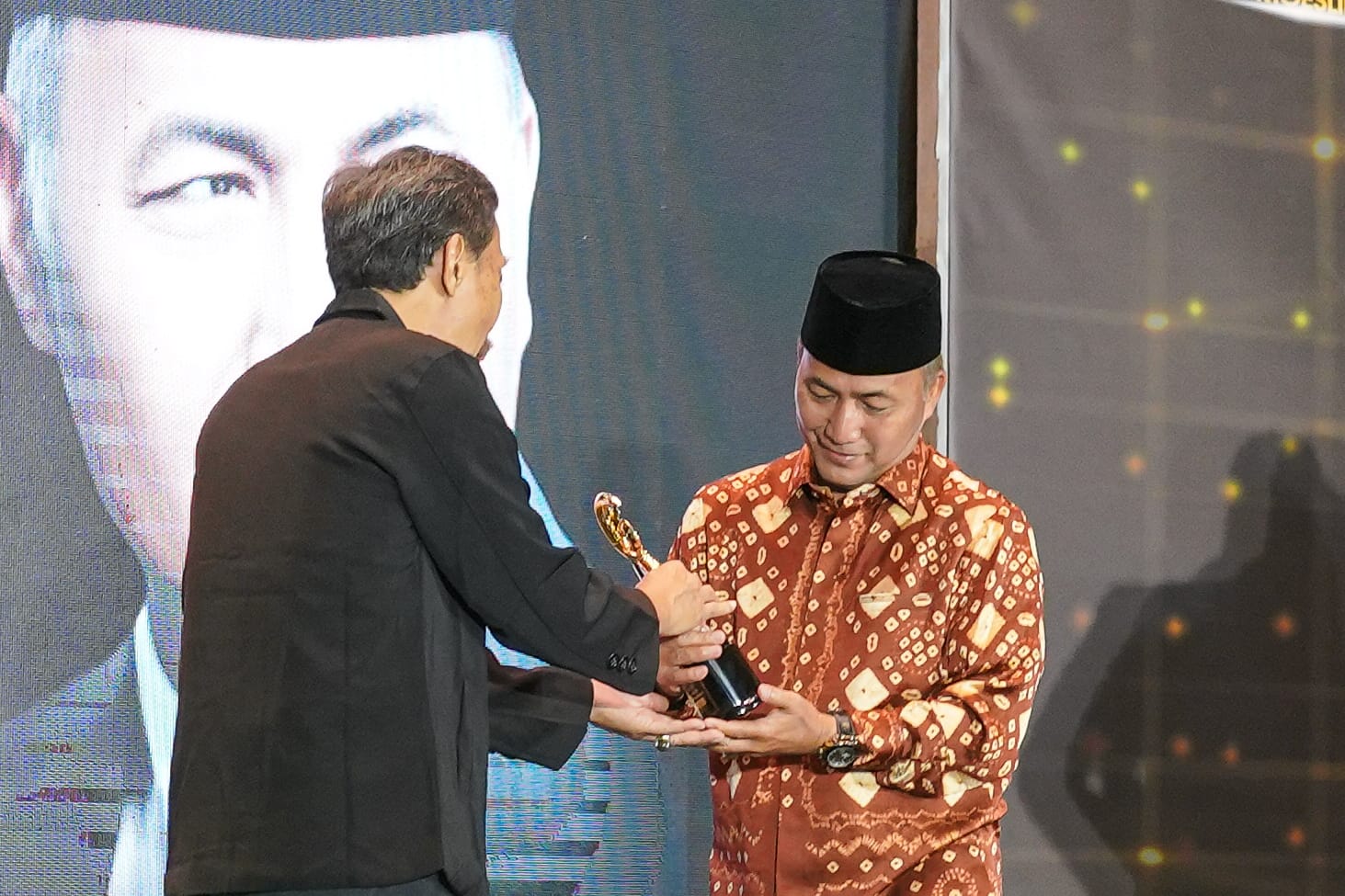 Pj Bupati Muba dianugerahi Regent Of Good Performance dari MoeslimChoice Awards 2022