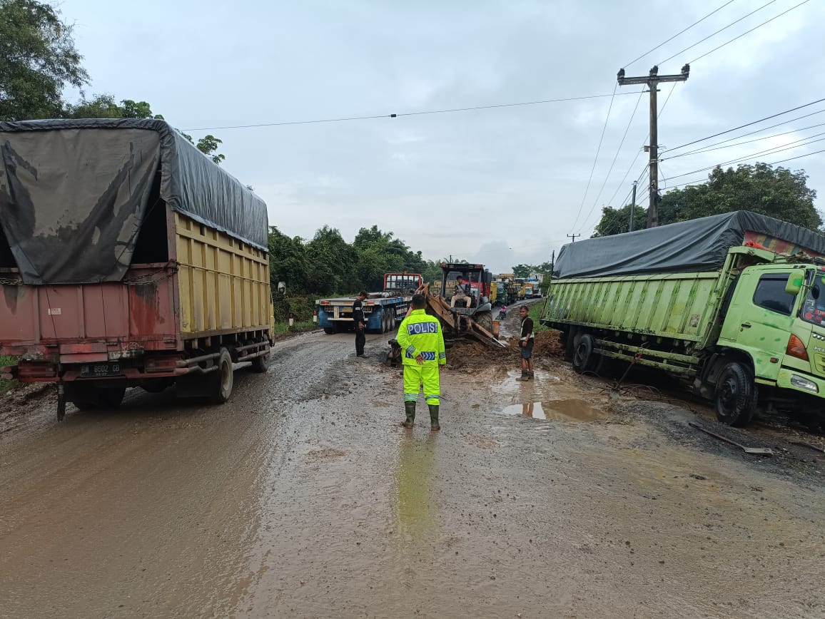 Kerusakan Jalintim di Muba Mulai Diperbaiki, Pengendara Berharap Bisa Bertahan Lama