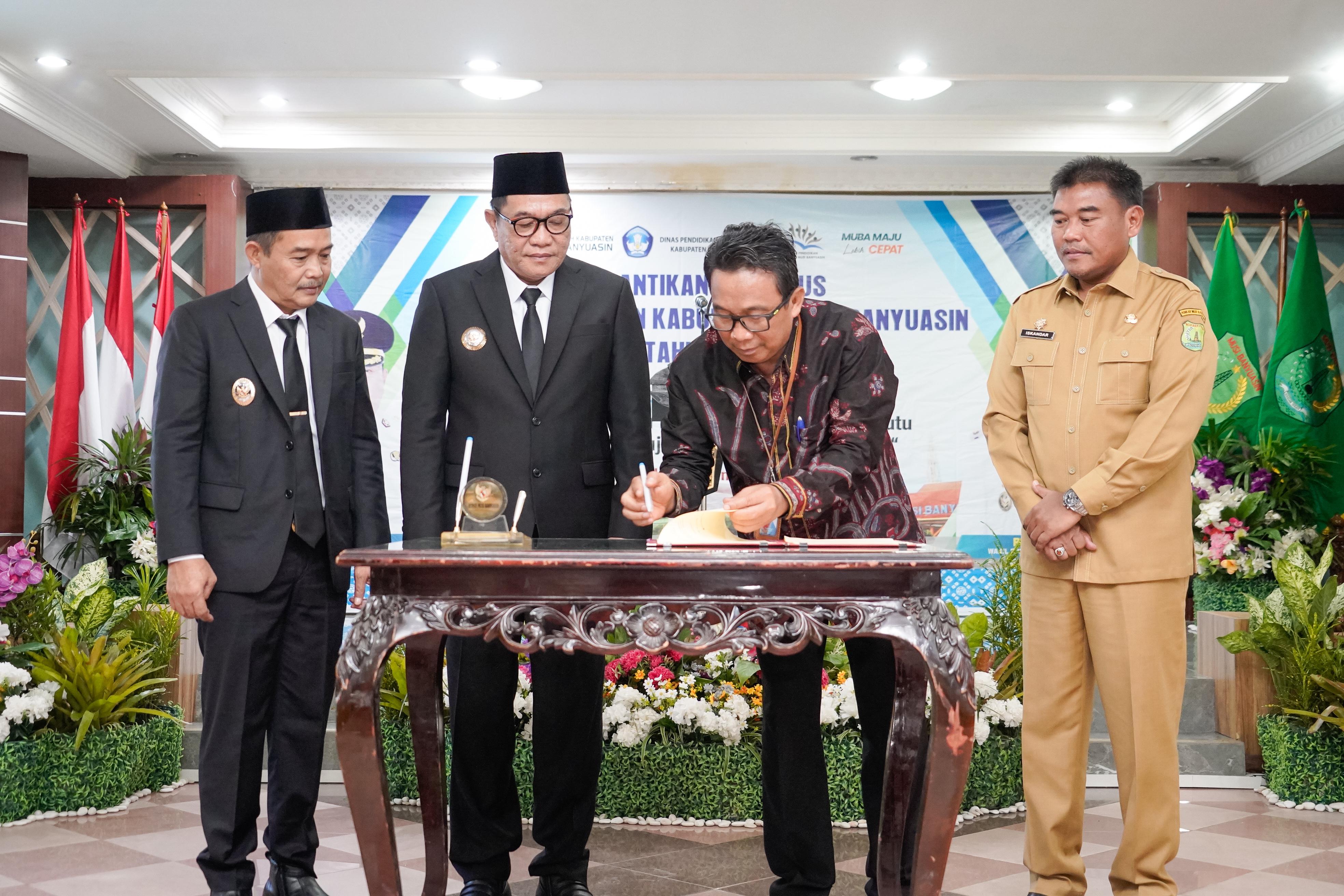Sembilan Dewan Pendidikan Kabupaten Muba Resmi Dilantik, Ini Pesan Bupati H M Toha  