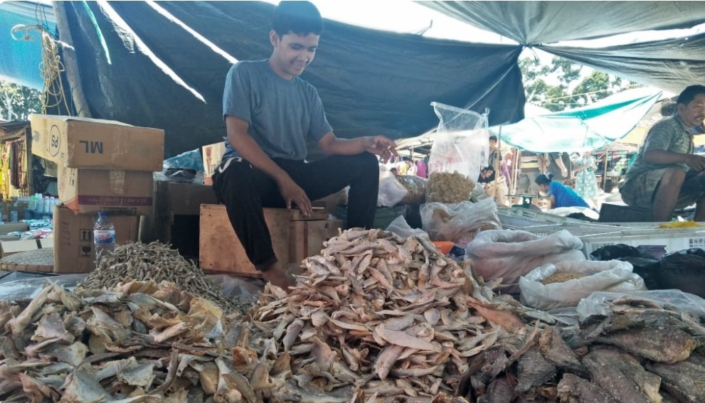 Cuaca Buruk Ganggu Produksi, Harga Ikan Asin di Sanga Desa Meroket