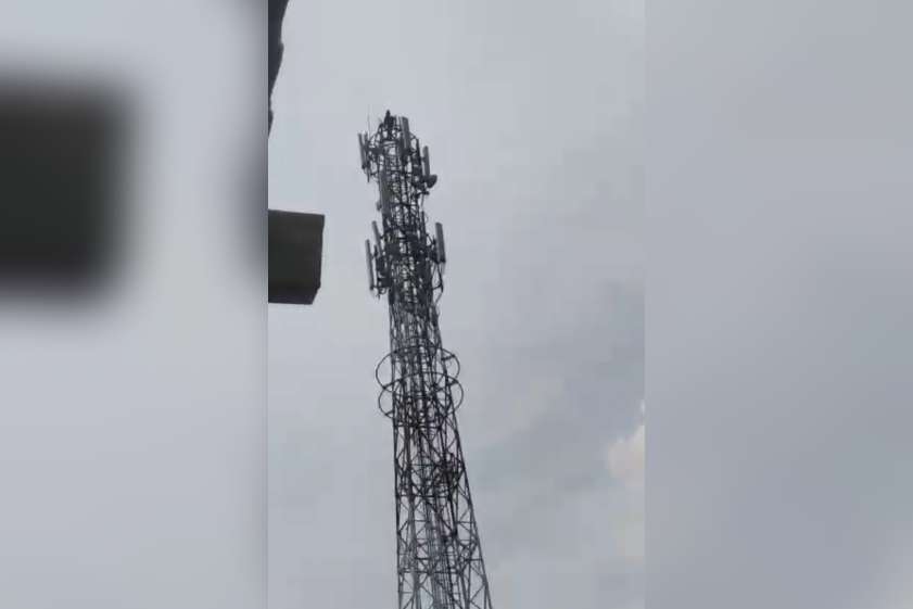 Heboh Video Caleg di Desa Epil Terjun Dari Tower, Kades Ungkap Itu Hoax
