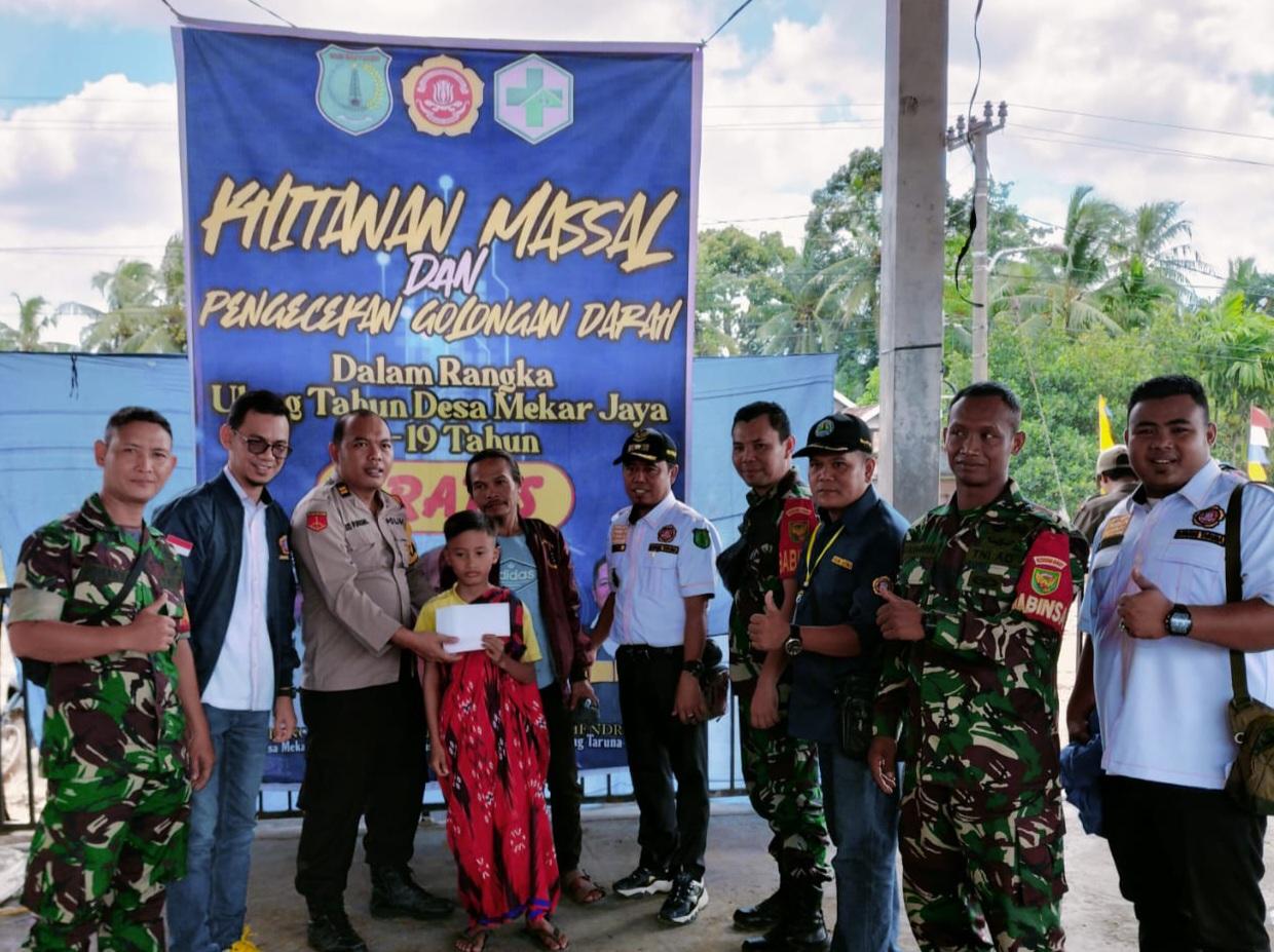 Polsek Bayung Lencir Ikut Berpartisipasi Dalam Baksos Sunat Massal, Beri Hadiah Kepada Anak Yang Ikut Sunat