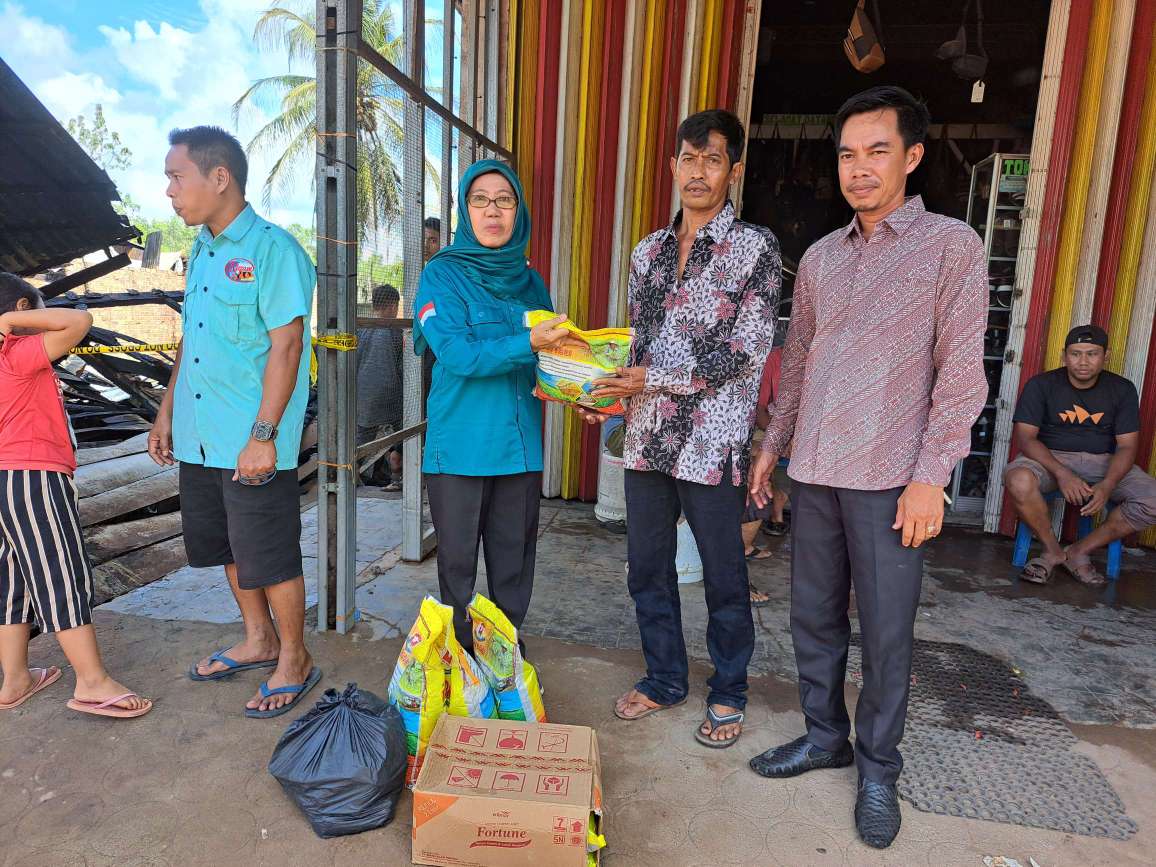 Pemerintah Kecamatan Sungai Lilin Langsung Beri Bantuan Sembako, Kepada Korban Kebakaran