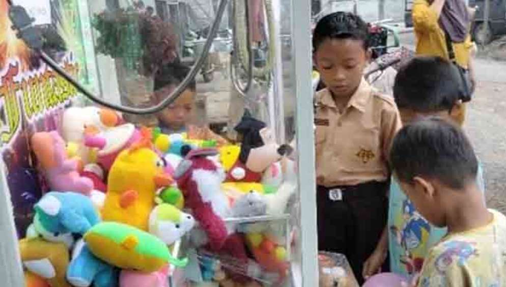 Permainan Capit Boneka Makin Menjamur di Muba, Hadir di Warung-warung, Digemari Anak-anak