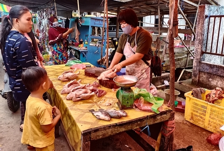 Jelang Bulan Suci Ramadhan, Harga Ayam Potong di Kecamatan Sanga Desa Masih Normal