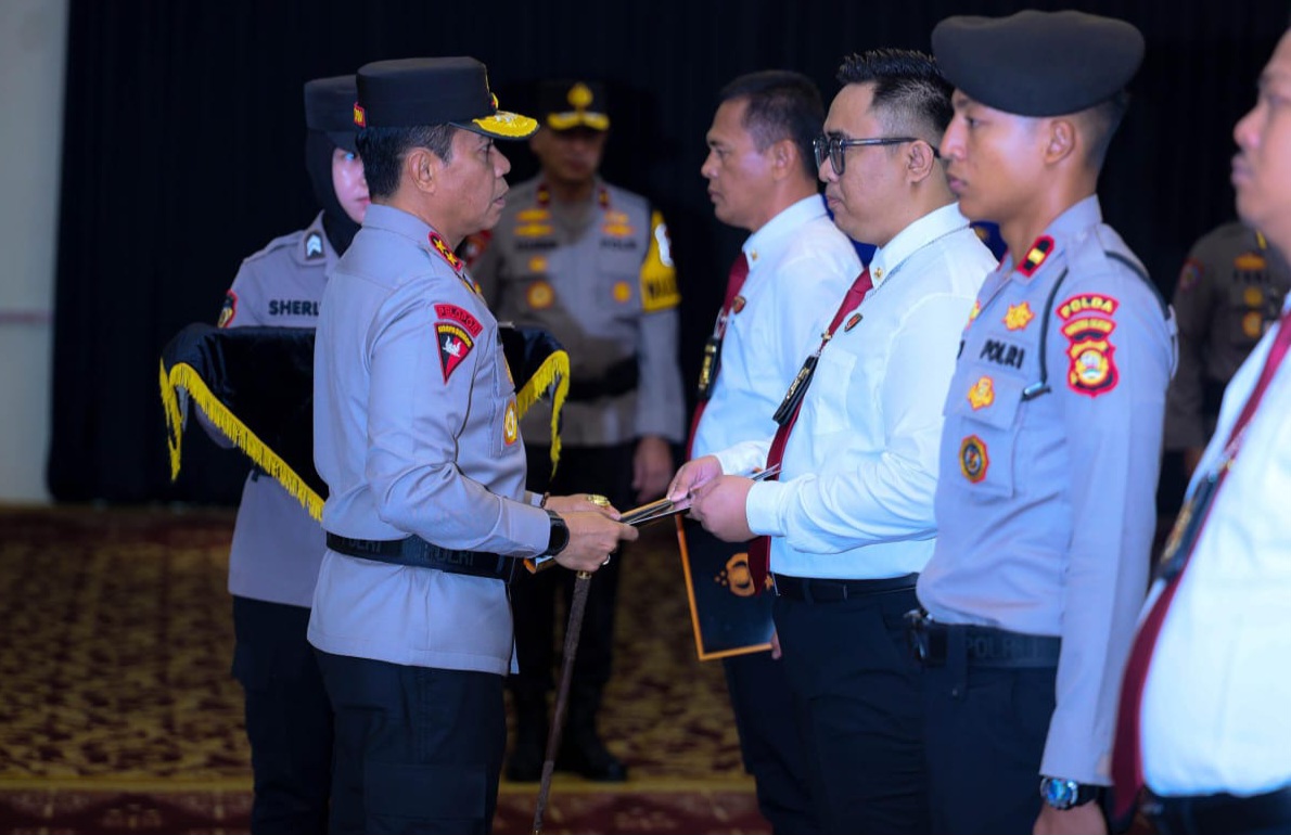 5 Personil Polres Muba Terima Penghargaan Pin Emas dari Kapolda Sumsel