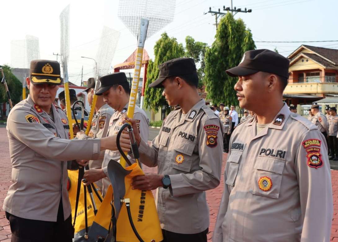 Polres Muba Berikan Alat Pemadam Api Skala Kecil, Upaya Maksimalkan Pencegahan Karhutbunlah