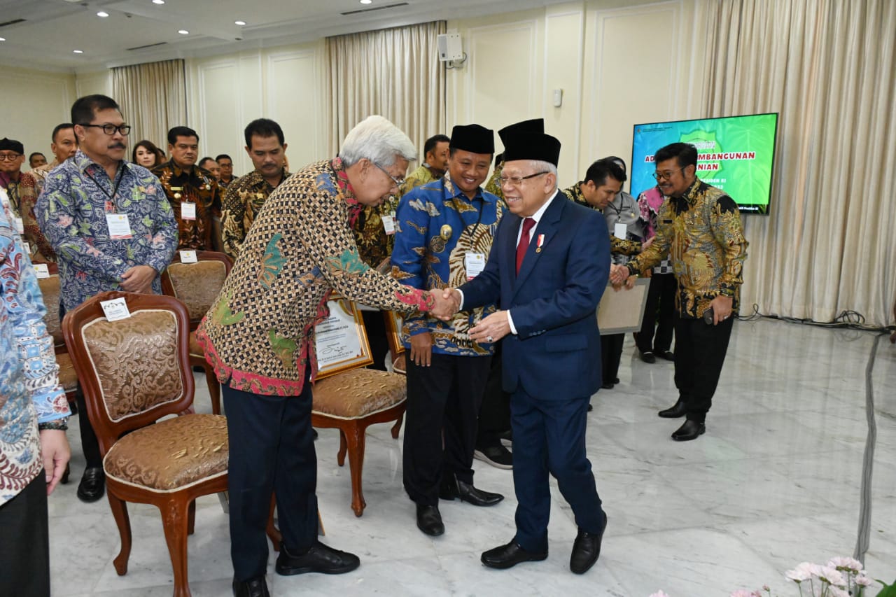 Herman Deru Terima Penghargaan Adhikarya Naraya Pembangunan Pertanian Dari Presiden Jokowi