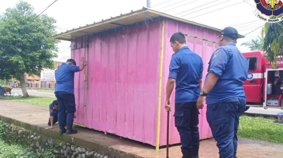 Respons Cepat Damkar Muba Selamatkan Kucing Terjepit di Bawah Container UMKM Sekayu