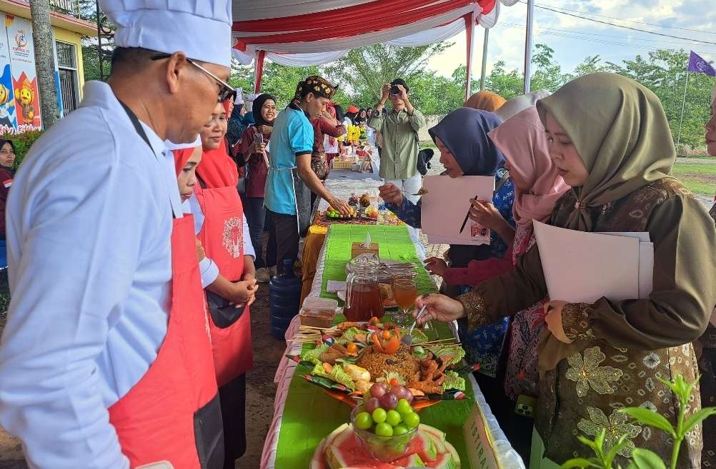 Seru! Kades dan Lurah Sungai Lilin Unjuk Gigi di Lomba Masak Nasi Goreng