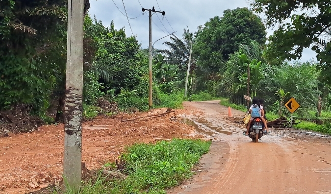 Buat Jalan Baru, Antisipasi Jalan Longsor di Desa Karang Ringin