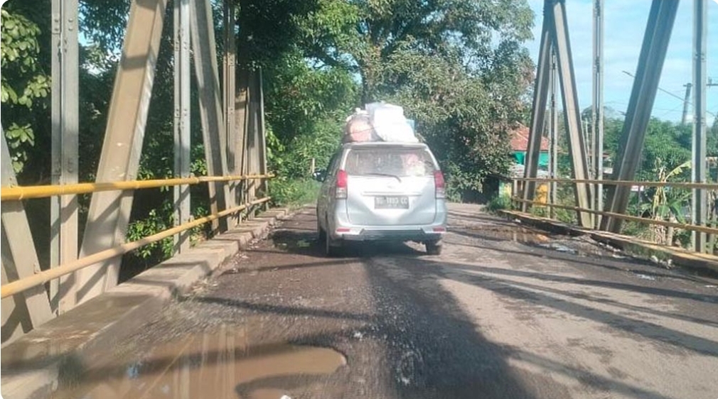 Aspal Banyak Rusak, Pengendaea Keluhkan Jembaran Desa Pandan Dulang