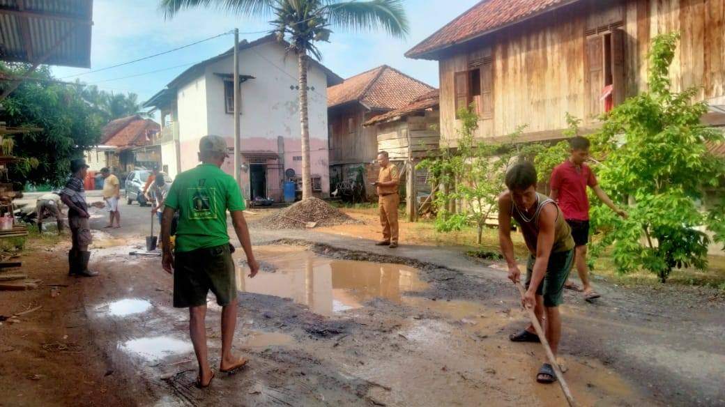 Inisiatif Warga dan Pemerintah Kelurahan Ngulak, Gotong Royong Perbaiki Jalan Tusan Jaya