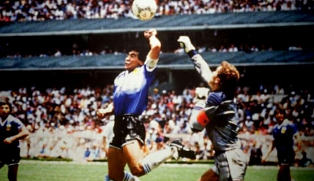 Bola yang Dipakai Diego Maradona untuk Mencetak Gol Pakai Tangan Sudah Dilelang, Mau Tau Harganya Berapa?