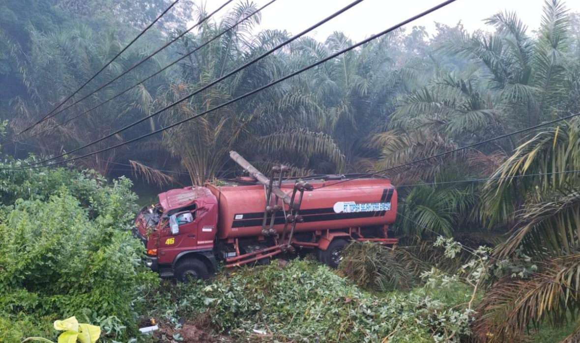 Diduga Sopir Ngantuk, Mobil Tangki Masuk Jurang, Robohkan Tiang Listrik