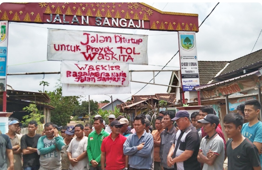 Protes ke Waskita, Warga Desa Pulau Harapan Blokir Jalan Sangaji